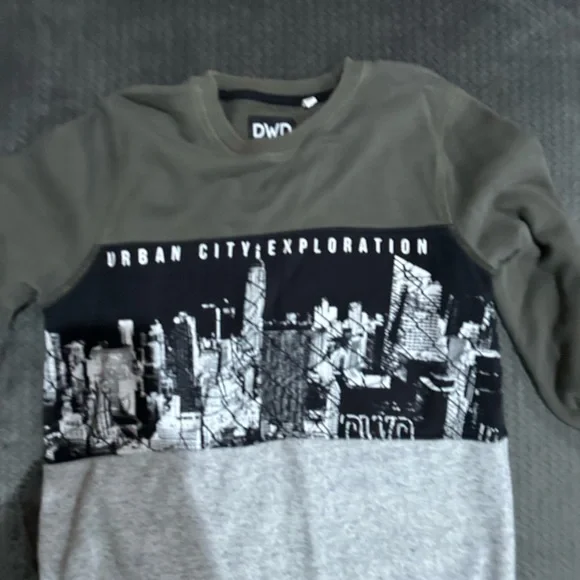 Sweatshirt - Picture 2 of 3